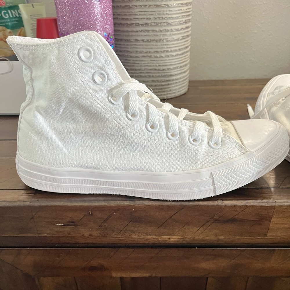 White converse chuck Taylor high top gently worn in excellent condition size 9.5